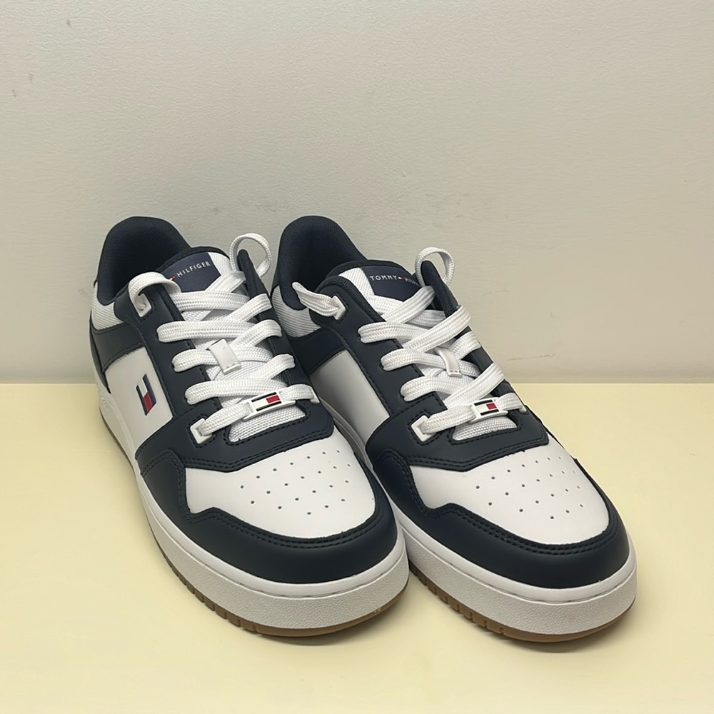 Tommy Hilfiger White and Navy Casual Sneakers Men’s Size 9 (NWOT)